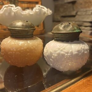 2 L.G. Wright Opalescent glass salt/ pepper/ sugar shakers white peach with lids
